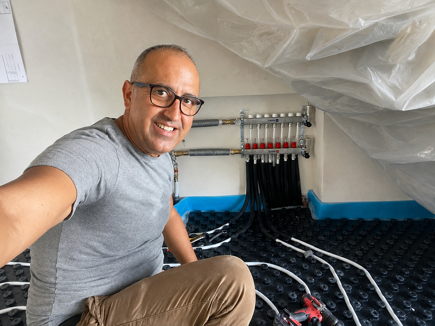 Giansalvatore Albino durante la realizzazione di un impianto radiante
